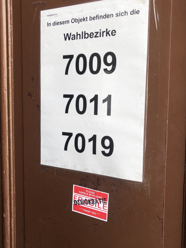 fragile_democracy_wahllokal